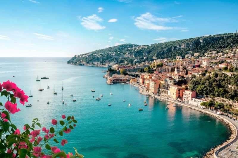Village et port de la Côte d'Azur vus depuis les hauteurs